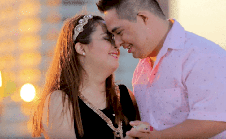 Carmelita Guadalupe y Pablo Alejandro, ambos con síndrome de Down, tienen cuatro años de noviazgo / Foto: YouTube / ElUniversal
